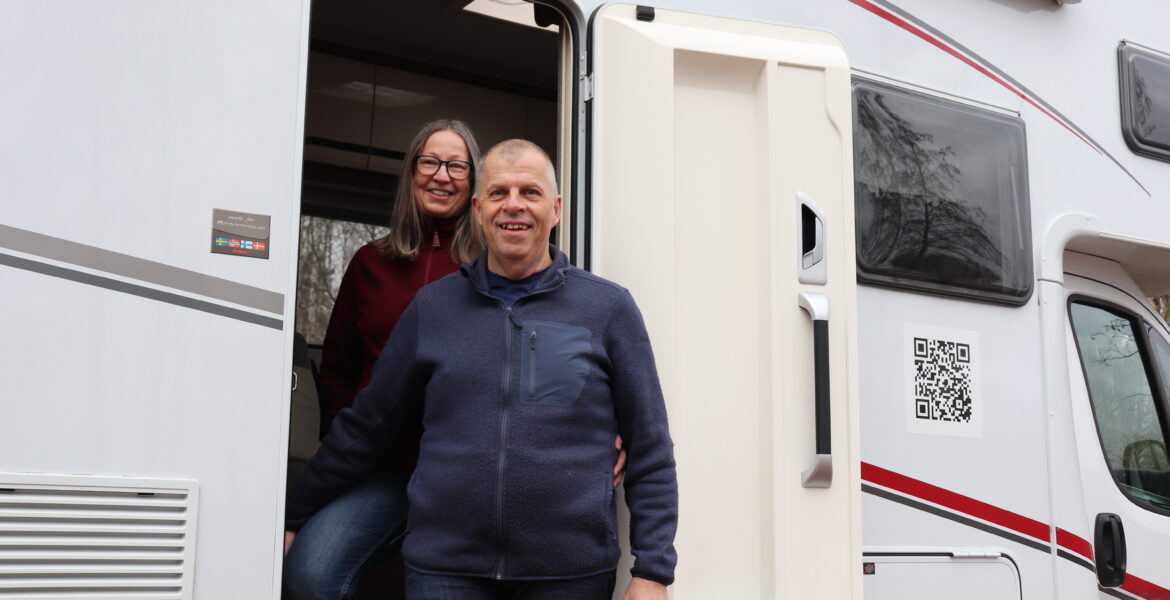 Carina Ekroos och Håkan Söderman hälsar välkomna till husbilen en Dethleffs Trend 7877 och compact living på hjul.