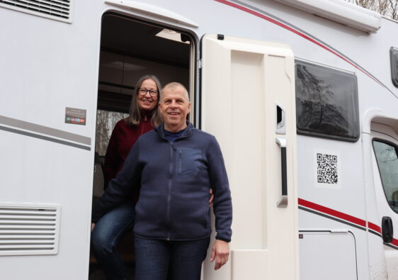 Carina Ekroos och Håkan Söderman hälsar välkomna till husbilen en Dethleffs Trend 7877 och compact living på hjul.