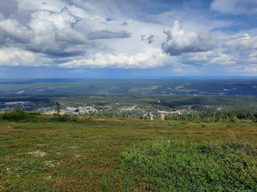 Utsikt över fjällen från toppen av backarna i Lindvallen.