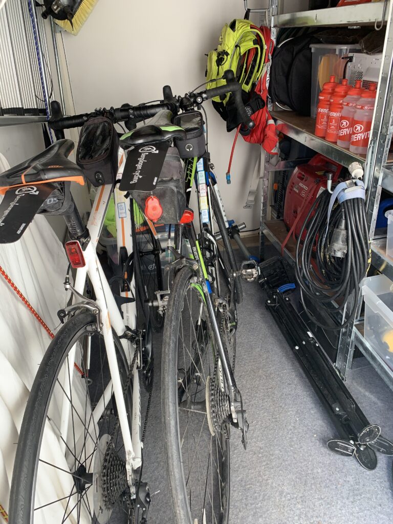 Cyklarna lastade i garaget på husbilen inför Vätternrundan.