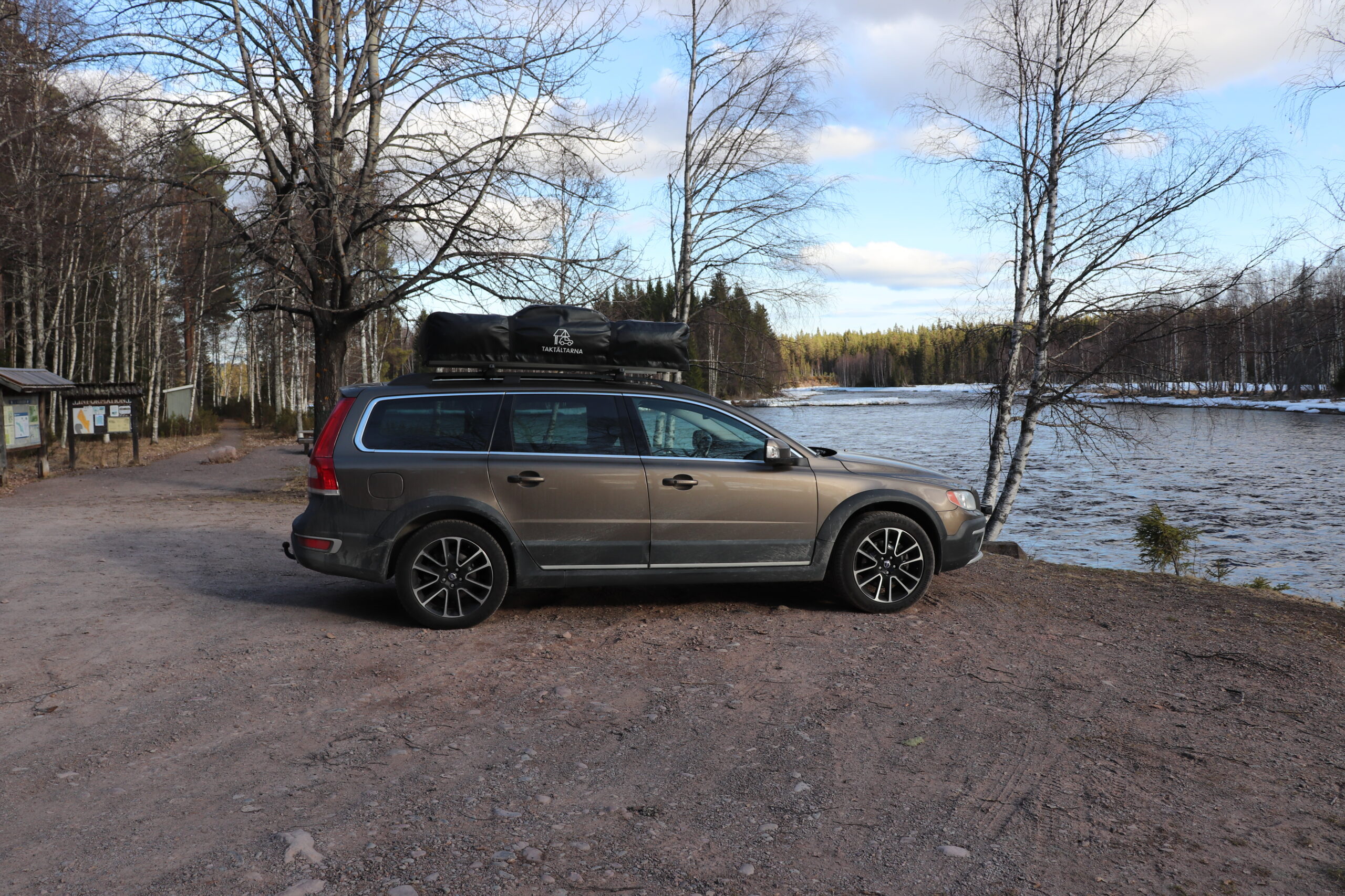 Husbilsresor och äventyr testar taktält Åreskutan från Taktältarna på rastplats vid Fulunäs