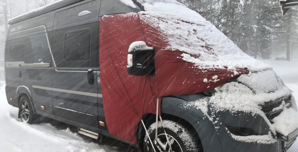 Adria Twin med LED ramp från Valoståre, Däck från Continental och Masa täcke på vår uppfart hemma i Sälen.