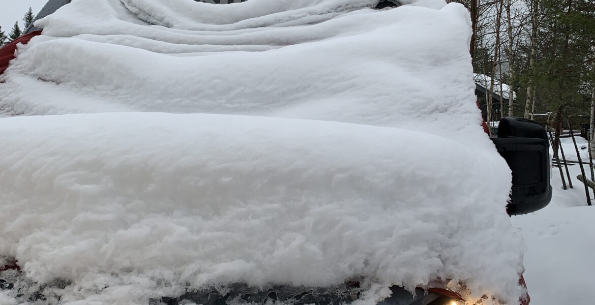 Vår husbil Adria Twin hemma i Sälen täckt med snö.