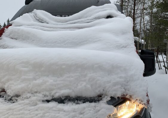 Vår husbil Adria Twin hemma i Sälen täckt med snö.