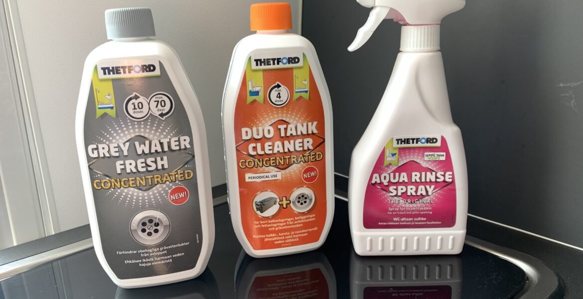 Produkter från Thetford som testas av HUSBILSRESOR & ÄVENTYR är Grey water fresh, Duo tank cleaner samt Aqua rinse spary