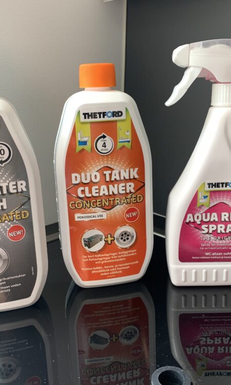 Produkter från Thetford som testas av HUSBILSRESOR & ÄVENTYR är Grey water fresh, Duo tank cleaner samt Aqua rinse spary