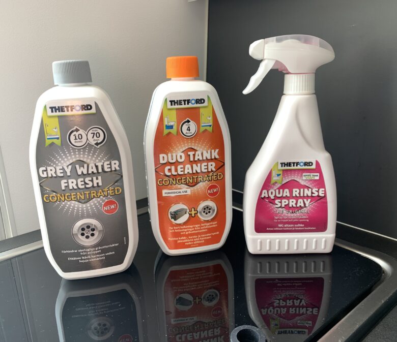 Produkter från Thetford som testas av HUSBILSRESOR & ÄVENTYR är Grey water fresh, Duo tank cleaner samt Aqua rinse spary