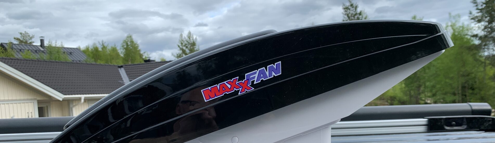 Montering av MaxxFan DeLuxe från Camping4you på plåtis av husbilsresor & äventyr.