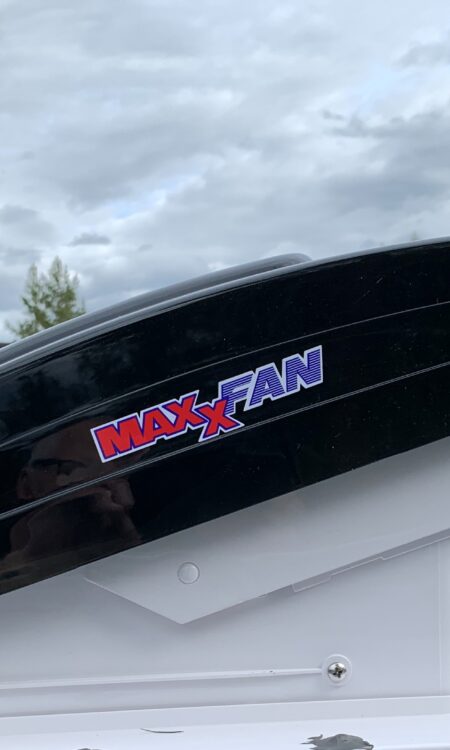 Montering av MaxxFan DeLuxe från Camping4you på plåtis av husbilsresor & äventyr.