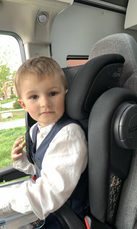 Barn i bilbarnstol i husbil