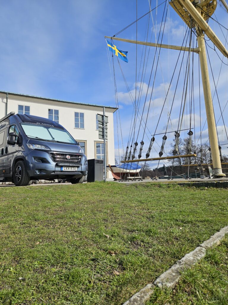 Husbilsresor & Äventyr har parkerat sin Adria Twin Supreme utanför Sjöhistoriska museet i Stockholm.