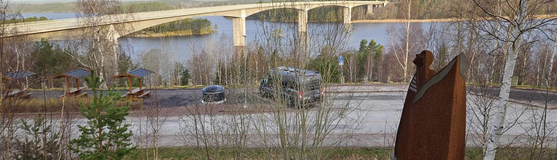 Rastplats Stora Hammarsundet på riksväg 50 med bron i bakgrunden och vår Adria Twin vid rastplatsen.