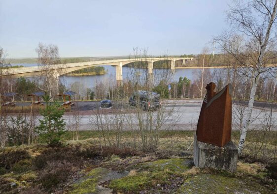 Rastplats Stora Hammarsundet på riksväg 50 med bron i bakgrunden och vår Adria Twin vid rastplatsen.