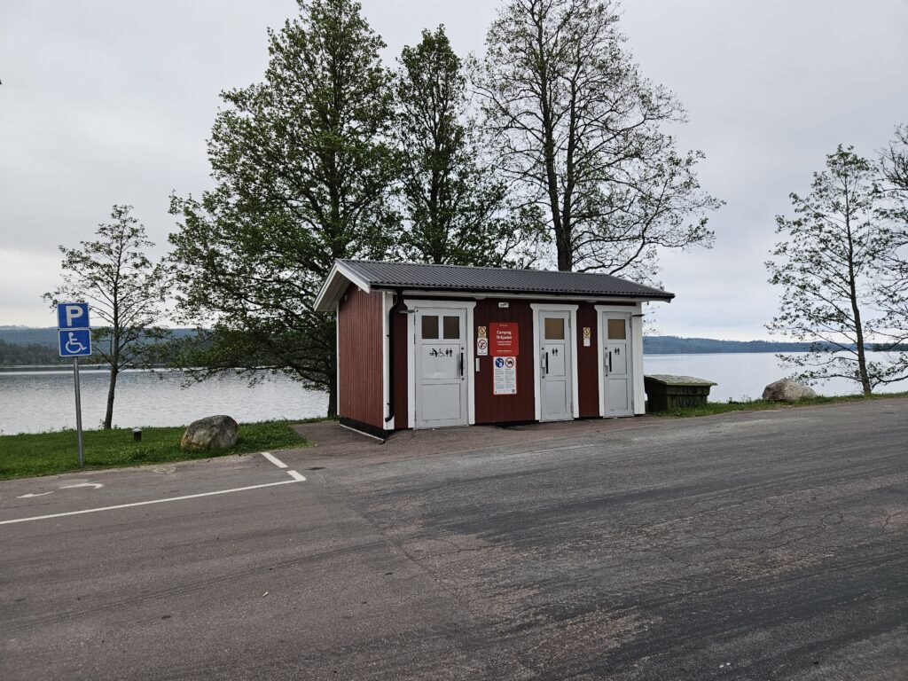 HUSBILSRESOR & ÄVENTYR stannar för en fika vid rastplats Sandslandet med Adria Twin