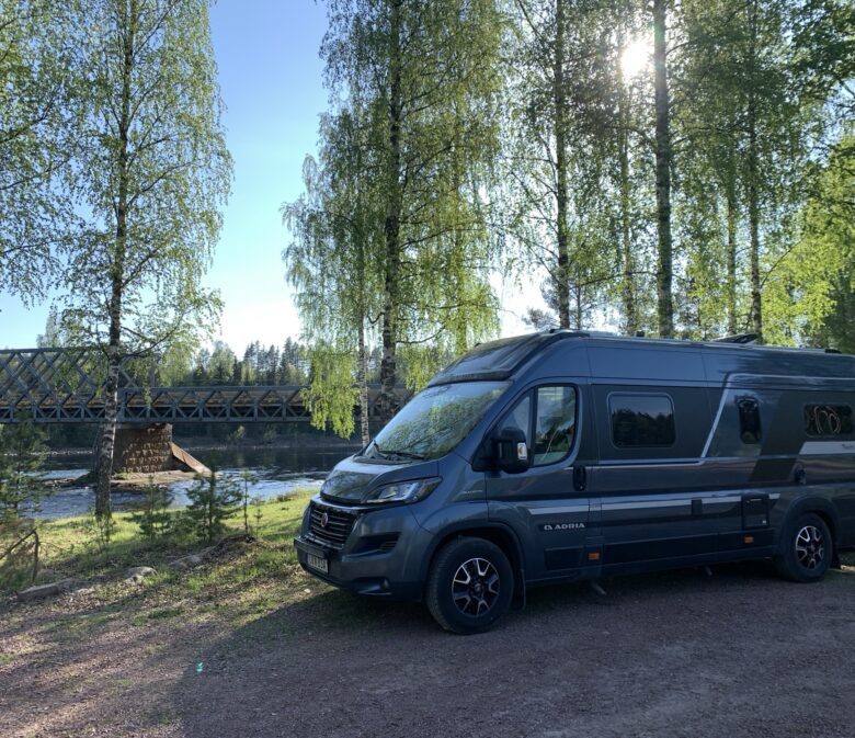 Husbilsresor & Äventyr besöker Llägerplats Oxbergsbron med sin Adria Twin plåtis.